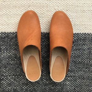 Bryr Clogs Clementine Closed Toe